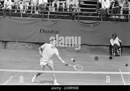 Open Dutch Tennis Championships 1969 a Hilversum Roger Taylor (Inghilterra) in azione Data: 1 agosto 1969 luogo: Hilversum, Noord-Holland Parole Chiave: Sport, tennis, competizioni Nome personale: Taylor, Roger Foto Stock