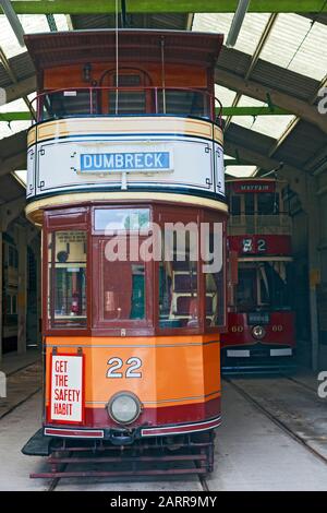 Overhead tram elettrico in capannoni a Crich tramvia Village Foto Stock