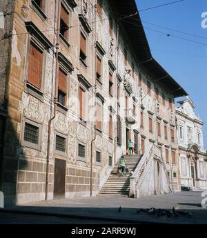 1960, storico, esterno del Palazzo Carocana in Piazza dei Cavalieri Pisa, Toscana, Italia. Centro politico della pisana medievale, in seguito divenne sede dell'ordine dei Cavalieri di Santo Stefano. Oggi il Palazzo della Carovana ospita la sede principale della Scuola normale di Pisa, un'università fondata da Napoleone Bonaparte. Foto Stock