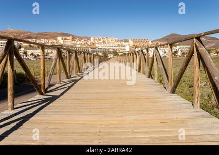 Ponte di legno che corre dalla spiaggia a Morro Jable - Fuerteventura Foto Stock