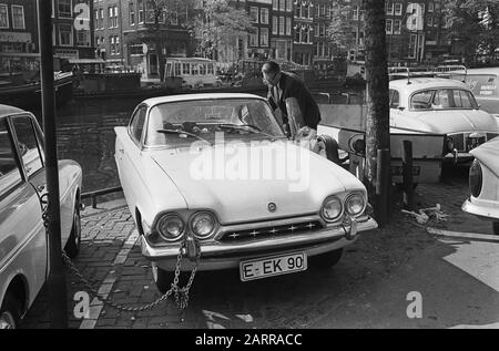 Rapina gioielliere di Amsterdam, commissario Landman di bureau Singel indaga sulla macchina di Maria Kreuzer Birkenbach Data: 29 settembre 1964 Parole Chiave: Automobili, rapine Foto Stock