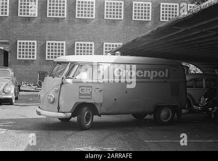 Rapina in auto di Groenpol su Westavenweg. Il VW van di Groenpol presso la sede della polizia Data: 21 Giugno 1968 Località: Amsterdam, Noord-Holland Parole Chiave: Automobili, criminalità, rapine Nome personale: Groenpol Nome istituzione: Volkswagen Foto Stock