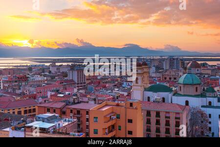 Panorama serale di Cagliari, tramonto in Sardegna, Italia Foto Stock