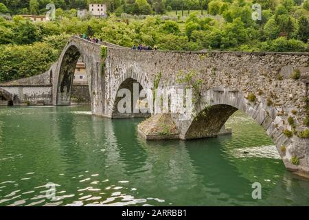 Ponte della Maddalena, Ponte del Diavolo, 11 ° secolo, ponte medievale attraverso il fiume Serchio vicino alla città di Borgo a Mozzano, Toscana, Italia Foto Stock
