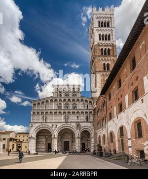 Duomo di San Martino, XI secolo, in stile romanico-gotico lucchese-pisano, Piazza San Martino, Lucca, Toscana, Italia Foto Stock