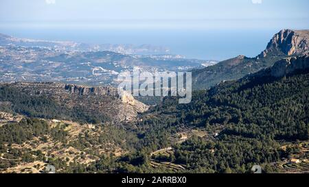 Paesaggio mediterraneo dal sentiero PR-CV7 alla catena montuosa della Sierra de Bernia (Sierra de Bernia, Marina alta, Alicante, Comunità Valenciana, Spagna) Foto Stock