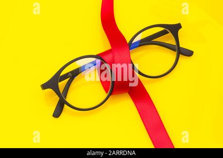 Occhiali moderni con lenti da prescrizione per vedere bene da lontano e  vicino, per leggere e guidare con la tranquillità di una buona visione Foto  stock - Alamy