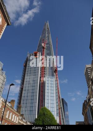 Il grattacielo Shard visto dal livello della strada contro un cielo blu profondo a Londra, Regno Unito Foto Stock
