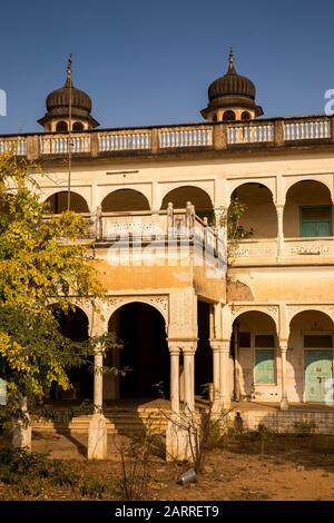 India, Rajasthan, Shekhawati, Nawalgarh, Roop Niwas Kothi, abbandonò l'ingresso del vecchio ospedale Foto Stock