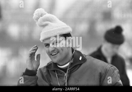 Gare di pattinaggio su ghiaccio a IJsselcup a Deventer; allenatore team uomo Leen Pfrommer Data: 23 Novembre 1968 Località: Deventer, Overijssel Parole Chiave: Allenatori, cappelli Nome utente: Pfrommer, Leen Foto Stock
