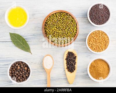 Ingredienti per cucinare fagiolo di mung: Burro, allspice, foglie di alloro, pepe nero, masala, fenugreek, semi di senape. Concetto di alimentazione sana Foto Stock