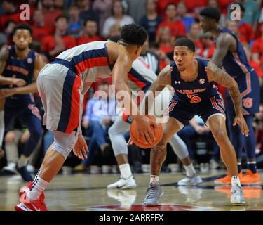 Oxford, Stati Uniti. 28th Gen 2020. Auburn guard, J'Von McCormick (5), sulla difensiva durante la partita di basket NCAA tra le Auburn Tigers e I Ribelli Ole' Miss al Pavillion di Oxford, MS. Kevin Langley/Sports South Media/Csm/Alamy Live News Foto Stock