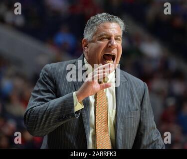 Oxford, Stati Uniti. 28th Gen 2020. Auburn Head Coach, Bruce Pearl, durante la partita di basket NCAA tra le Auburn Tigers e I Ribelli Ole' Miss al Pavillion di Oxford, MS. Kevin Langley/Sports South Media/Csm/Alamy Live News Foto Stock