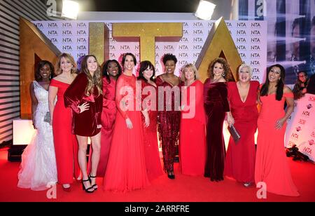 Kelle Bryan, Kaye Adams, Stacey Solomon, Judi Love, Andrea McLean, Coleen Nolan, Brenda Edwards, Linda Robson, Nadia Sawalha, Denise Welch e Saira Khan (da sinistra a destra) durante i National Television Awards alla O2 Arena di Londra. Foto Stock