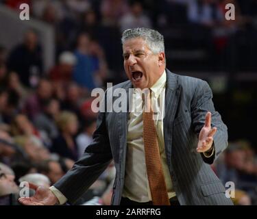 Oxford, Stati Uniti. 28th Gen 2020. Auburn Head Coach, Bruce Pearl, durante la partita di basket NCAA tra le Auburn Tigers e I Ribelli Ole' Miss al Pavillion di Oxford, MS. Kevin Langley/Sports South Media/Csm/Alamy Live News Foto Stock