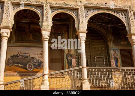 India, Rajasthan, Shekhawati, Nawalgarh, 1930s pittura di automobile sul muro dei haveli di inizio 20th secolo Foto Stock