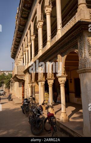 India, Rajasthan, Shekhawati, Nawalgarh, la facciata saccheggiata di Parasrampuria Heritage Haveli Foto Stock