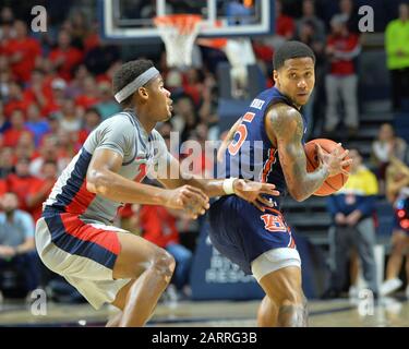 Oxford, Stati Uniti. 28th Gen 2020. Auburn guard, J'Von McCormick (5), cerca un'apertura durante la partita di basket NCAA tra le Auburn Tigers e I Ribelli Ole' Miss al Pavillion di Oxford, MS. Kevin Langley/Sports South Media/Csm/Alamy Live News Foto Stock