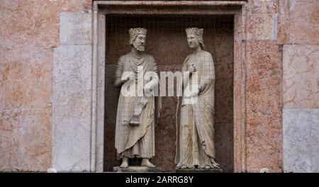 Re Salomone e Regina Sceba, statue del 12th-13th secolo su una facciata del Battistero di Parma, Italia. Foto Stock