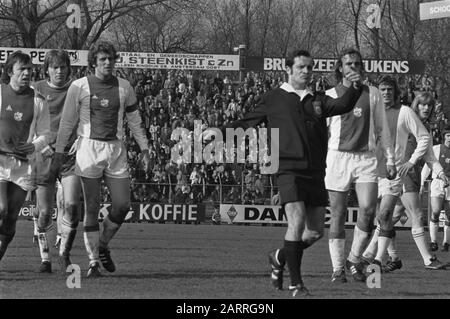 AJAX vs. AZ '67:2-0 Refee Geurens ha Piet Keizer (a sinistra) dato un cartellino giallo Annotazione: Sinistra Jan Mulder, destra Johan Neeskens e Johnny Rep Data: 3 marzo 1974 Località: Alkmaar, Noord- Olanda Parole Chiave: Arbitri, sport, calcio Nome personale: Geurens, Henk, Keizer, Piet Foto Stock