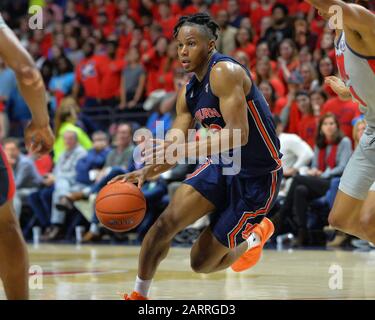 Oxford, Stati Uniti. 28th Gen 2020. Auburn Forward, Isaac Okoro (23), guida nella corsia durante la partita di basket NCAA tra le Auburn Tigers e i Ribelli Ole' Miss al Pavillion di Oxford, MS. Kevin Langley/Sports South Media/Csm/Alamy Live News Foto Stock