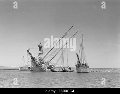Viaggio in mare con navi della MS Baloeran a Port-Said. Per la statua del Lesseps una nave parzialmente inclinata Annotazione: Questa foto fa parte di una serie di foto di un viaggio con la MS Baloeran del Rotterdam Lloyd Data: 1935 posizione: Egitto, Porto Dette Parole Chiave: Porti, statue, navi a vela Nome personale: Lesseps, Ferdinand the Foto Stock