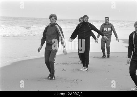 Addestramento di Ajax nelle dune e sulla spiaggia vicino a Wassenaar in preparazione della partita contro i Calciatori Arsenal del treno Ajax sulla spiaggia di Wassenaar. Piet Keizer, Johan Cruijff E Heinz Stuy. Data: 14 Aprile 1970 luogo: Wassenaar, Zuid-Holland Parole Chiave: Allenamento sportivo, spiagge, calcio, calciatori Nome personale: Cruijff, Johan, Keizer, Piet, Stuy, Heinz Foto Stock