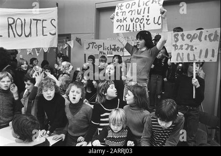 Schoolstrike bambini 8th Montesorischool at Zeeburgerdijk in Amsterdam Data: 18 gennaio 1978 luogo: Amsterdam, Noord-Holland Parole Chiave: Bambini, scuole, scioperi Foto Stock