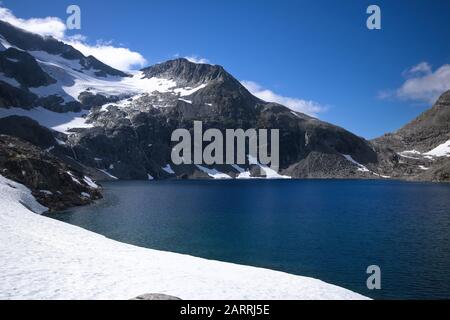 Lago di Bispepatnet 800 metri sopra Trollstigen Foto Stock