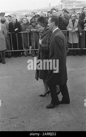 Genitori in legge e 2 sorelle di Don Carlos a Schiphol, Principessa Irene e Prins Carlos in auto a Schiphol Data: 10 febbraio 1964 Località: Noord-Holland, Schiphol Parole Chiave: Principesse Nome personale: Carlos, principe, Don Carlos, Irene, principessa Foto Stock