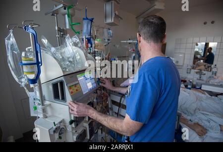 Germania. 20th Gen 2020. Un medico utilizza una macchina per dialisi in un'unità di terapia intensiva. Credito: Marijan Murat/Dpa/Alamy Live News Foto Stock