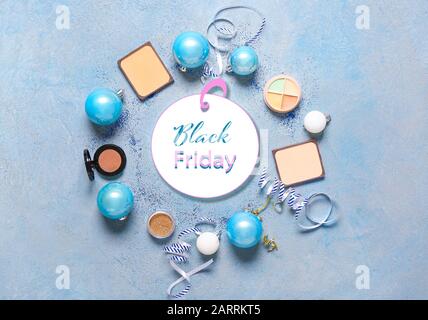 Set di cosmetici decorativi con decorazioni natalizie su sfondo colorato. Offerta Black Friday Foto Stock