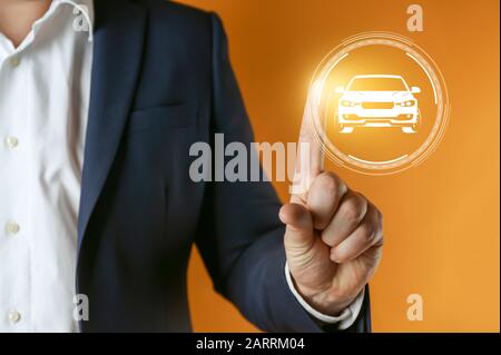 Uomo d'affari che tocca il pulsante sullo schermo virtuale sullo sfondo del colore. Concetto di assicurazione auto Foto Stock
