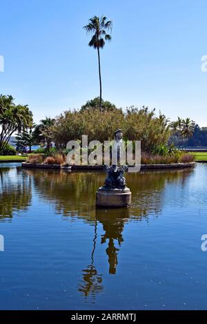 Sydney, NSW, Australia - 28 ottobre 2017: Scultura Venere nello stagno principale del giardino botanico reale pubblico Foto Stock