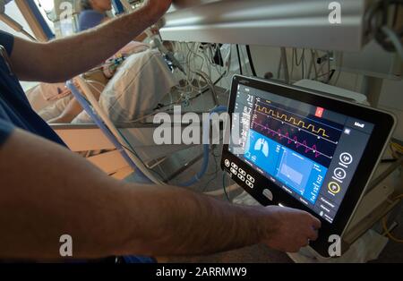 20 gennaio 2020, Baden-Wuerttemberg, ---: Un medico gestisce un ventilatore in un'unità di terapia intensiva. Foto: Marijan Murat/Dpa Foto Stock