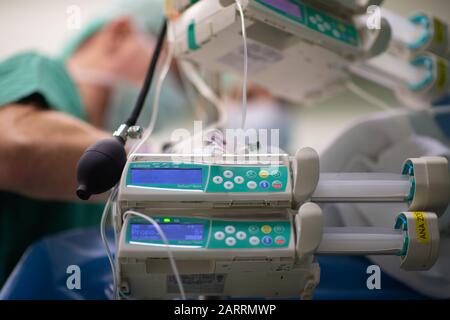 20 gennaio 2020, Baden-Wuerttemberg, ---: Gli anestesisti preparano un paziente per un intervento nel reparto di anestesia. Foto: Marijan Murat/Dpa Foto Stock