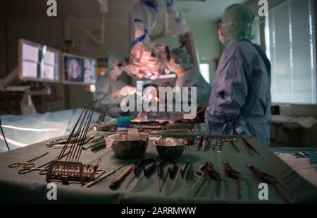 20 gennaio 2020, Baden-Wuerttemberg, ---: Gli strumenti chirurgici sono posti su un tavolo durante un'operazione di neurochirurgia. Foto: Marijan Murat/Dpa Foto Stock