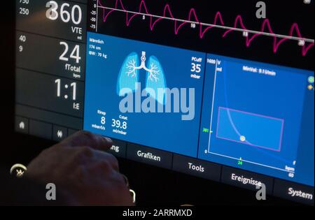 20 gennaio 2020, Baden-Wuerttemberg, ---: Un medico gestisce un ventilatore in un'unità di terapia intensiva. Foto: Marijan Murat/Dpa Foto Stock