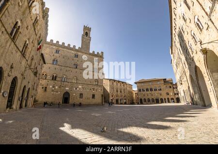 Veduta di Piazza dei Priori a Volterra Foto Stock