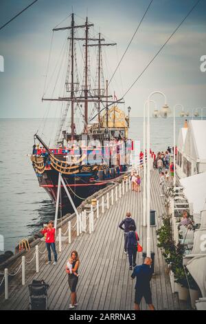 Nave turistica pirata ormeggiata al molo di Sopot Foto Stock