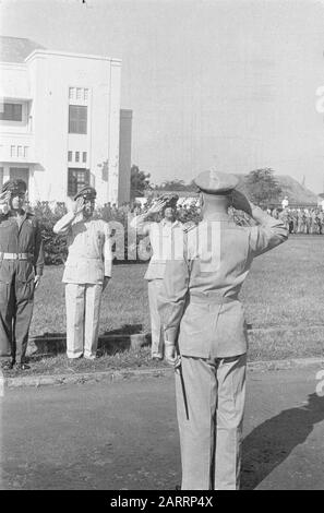 Premio di premi militari da parte del tenente Generale S.H. Pista presso la Burgermeester Bishop Square a Batavia S.H. Percorso E Decorato Saluto Data: 30 Giugno 1947 Località: Batavia, Indonesia, Java, Indie Orientali Olandesi Foto Stock