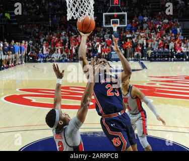 Oxford, Stati Uniti. 28th Gen 2020. Auburn Forward, Isaac Okoro (23), va al hhop per un lay up durante la partita di basket NCAA tra le Tigri Auburn e Ole 'Miss Ribelli al Pavillion di Oxford, MS. Kevin Langley/Sports South Media/Csm/Alamy Live News Foto Stock