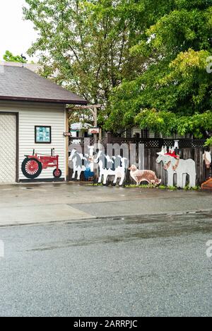 Opere d'arte raffiguranti la vita agricola al di fuori di una residenza a Puyallup, Washington. Foto Stock