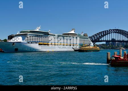 Sydney, NSW, Australia - 29 Ottobre 2017: la nave di crociera sul Circular Quay, traghetti e Harbour Bridge nella capitale del Nuovo Galles del Sud Foto Stock
