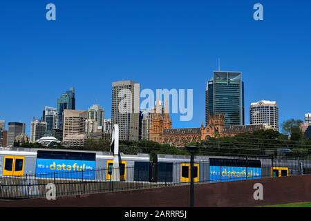 Sydney, NSW, Australia - 30 ottobre 2017: Ferrovia pubblica, Cattedrale di St. Mary, diversi uffici e grattacieli Foto Stock