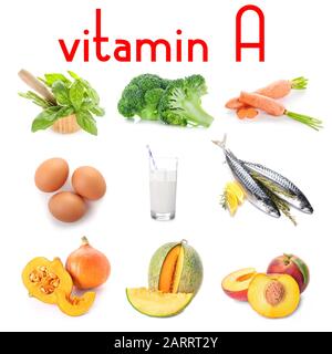 Set di prodotti ricchi di vitamina A su sfondo bianco Foto Stock