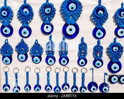 Alcune portachiavi ricordo con occhi blu sul mercato di strada in Antalya, Turchia Foto Stock