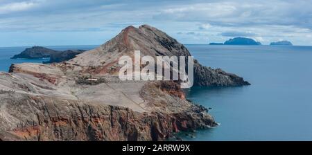 Vista lungo la punta orientale di Ponta de Sao Lourenco verso Ilhas Desertas, Madeira Foto Stock