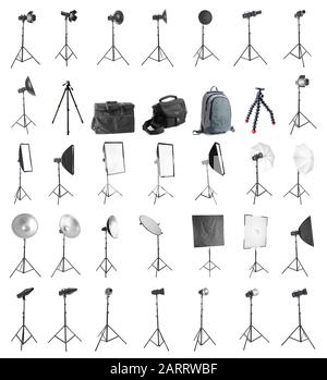 Set di diverse attrezzature professionali per studio fotografico su sfondo bianco Foto Stock