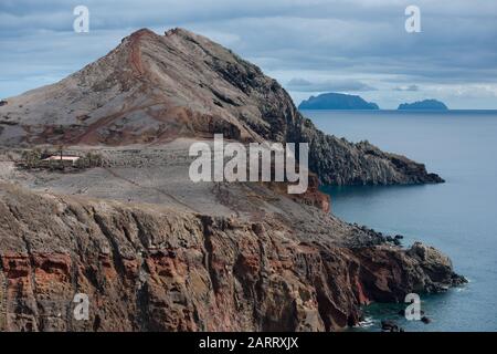 Vista lungo la punta orientale di Ponta de Sao Lourenco verso Ilhas Desertas, Madeira Foto Stock